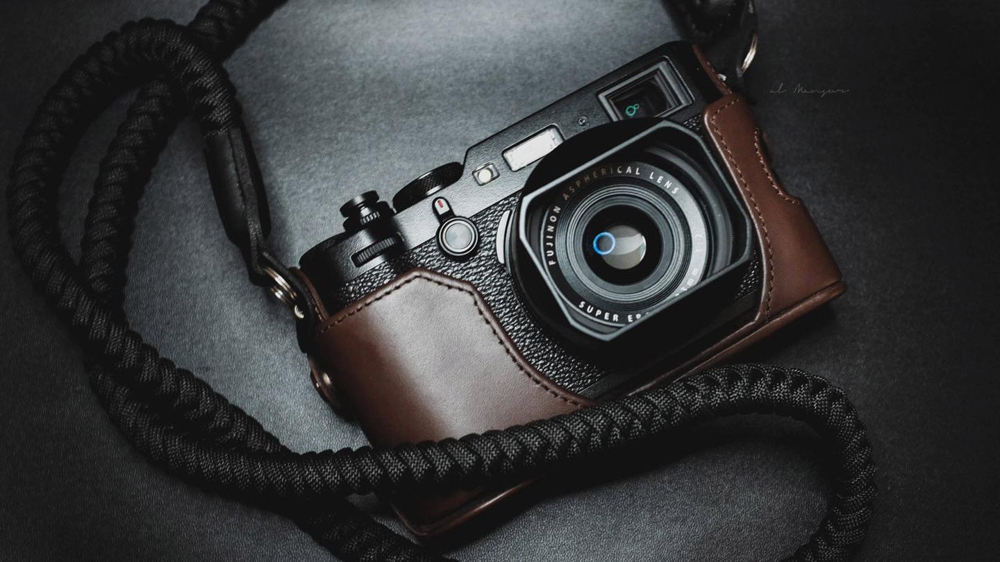 Fujifilm X100F with original Fujifilm leather jacket case