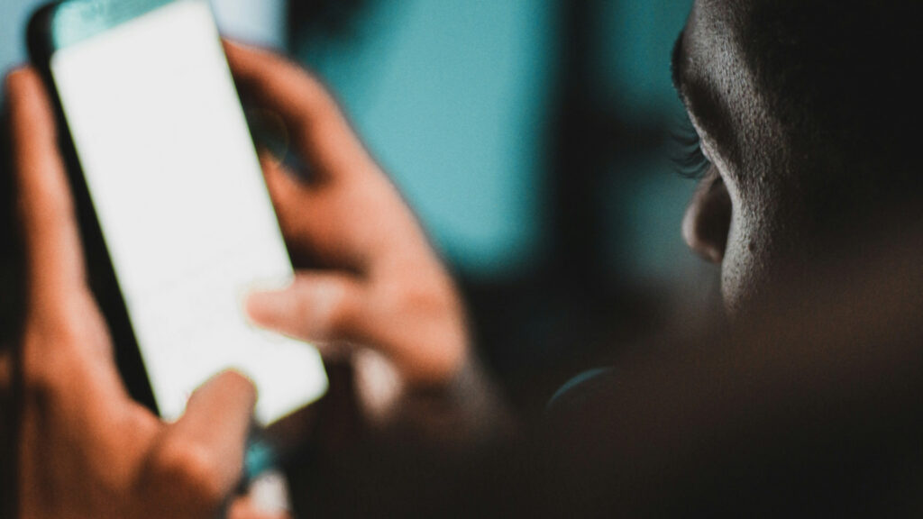 Reclaim focus with digital minimalism—a mindful approach to technology. Reduce screen time, boost productivity, and live intentionally. Learn how.